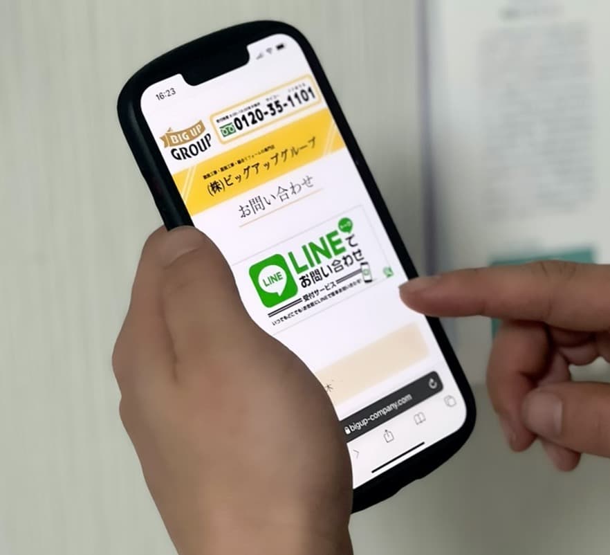 スマートフォンでお問い合わせいただく様子